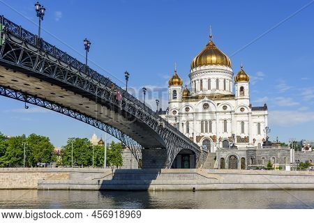Cathedral Of Christ The Savior (khram Khrista Spasitelya) And Patriarshy Bridge, Moscow, Russia