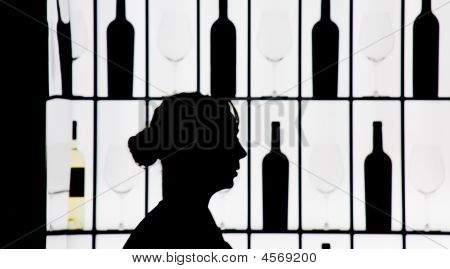 シルエットのボトル、グラスに対するウェイトレスの