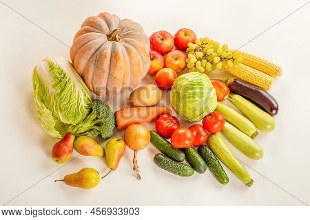 Cabbage, Pumpkin, Tomatoes, Apples, Potatoes, Corn, Eggplant, Zucchini, Cucumber, Onions, Pears, Bro