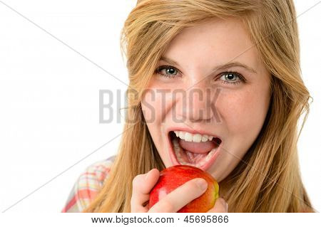 Adolescente comiendo saludable manzana aislado sobre fondo blanco