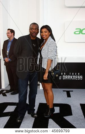 LOS ANGELES - 14 maja: Levar Burton i córka Michaela Burton przybywają do 