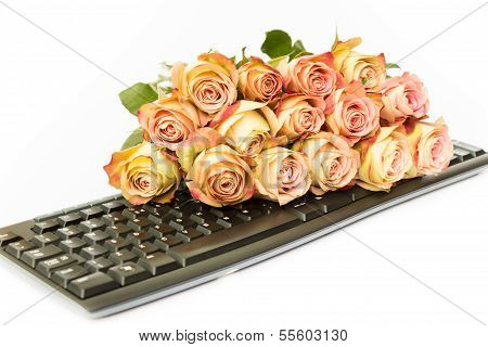 StrauÃŸ rosa Rosen auf Computer-Tastatur