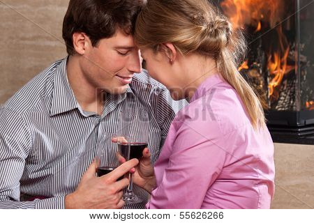 paar trinken durch einen Brand