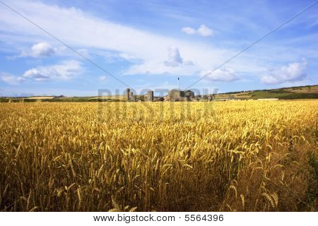 Uma mina de potássio com campos de trigo