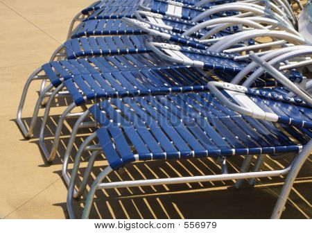 Sillas de salón en una fila
