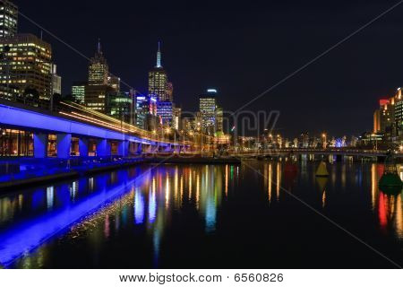 Centro di Melbourne a fiume Yarra notte