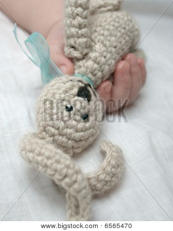 Mano di bambino con giocattolo