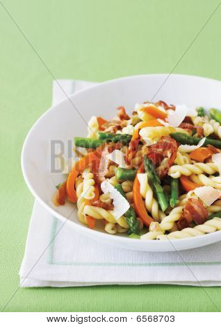 Gemelli macarrão com aspargos e Pancetta