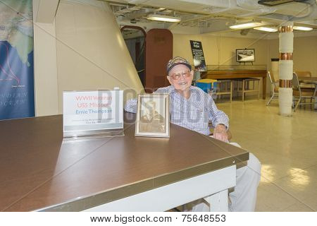 Wwii Veteran Ernie Thompson Visits Battleship Uss Iowa On Display