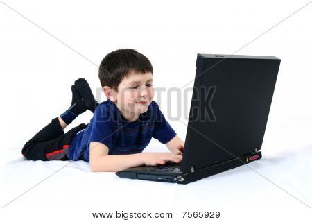 Malý chlapec s notebookem na bílém pozadí