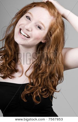 Bella ragazza testa rossa sorridente