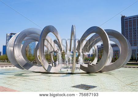 Fountain Horseshoe And Wheel In Astana