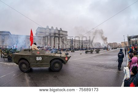 Samara, Russia - November 7, 2014: Reenactment Of The Battle Near Moscow In 1941 At The Kuibyshev Sq