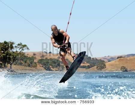Chlapec Wakeboarding na jezeře