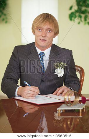Damat imza sicil belgesi koyar.