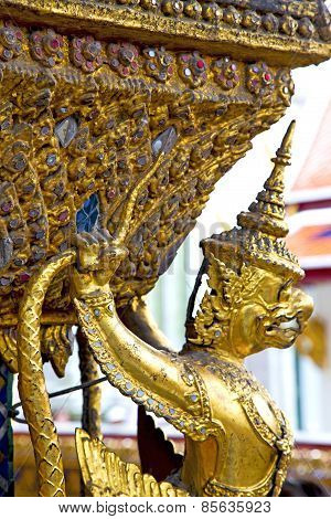 Demon In The Temple Bangkok Asia   Gold Wat  Palaces