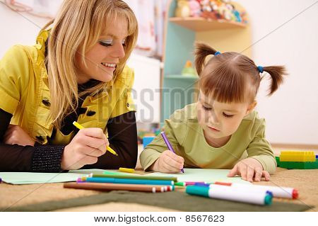 Lehrer mit Kind im Kindergarten
