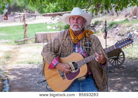 USA, Bartley Ranch Regional Park, Reno, Nevada - 14 MAY 2008. Aged man with a guitar