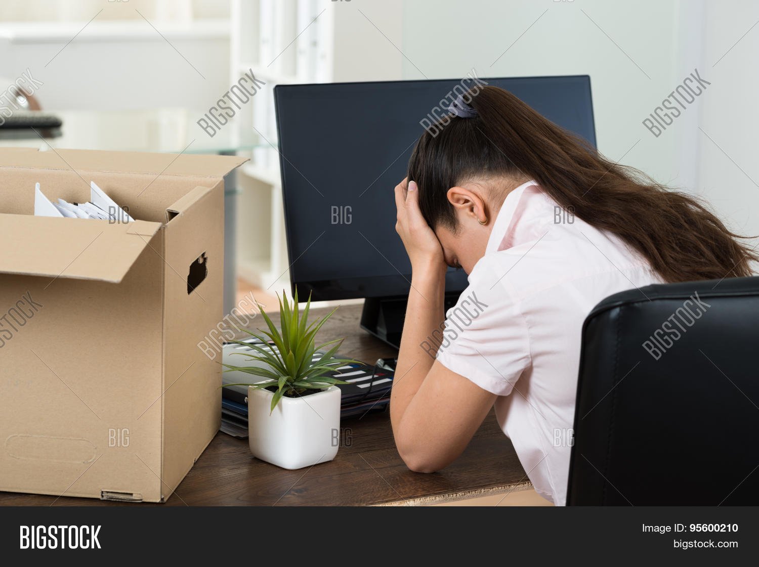 Увольнение. Человек без работы. Страх потери работы. Потеря работы картина. Боится потерять работу.