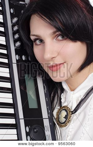 Belle fille avec synthétiseur isolé