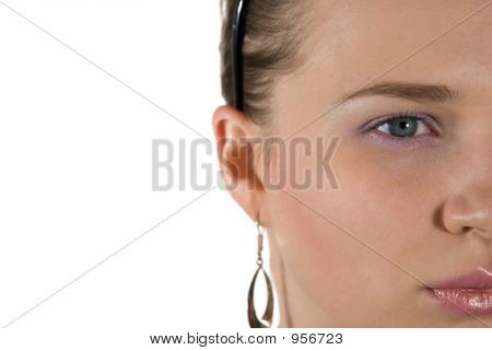 Retrato da menina sobre um fundo branco