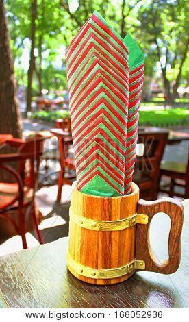 Beer mug with green and red napkins