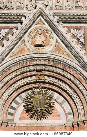 Detail of the facade of the Siena Cathedral (Santa Maria Assunta) 1220-1370. Toscana (Tuscany) Italy Europe