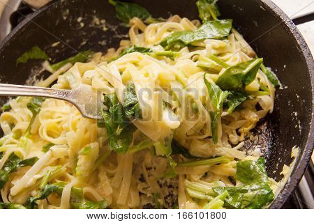 scrambled eggs with ramson on the plate