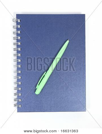 Poznámkový blok a pero na bílém pozadí