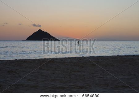 Lanikai Beach Sunrise com Paddleboarder