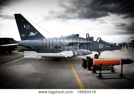 Moscou, 19 de agosto: Caça Yak-130, no Salão Internacional de aviação e espaço de MAKS, juntar