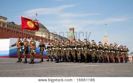 Moskva - 9 maj: Kirgisistan tropper. Militærparade på 65-årsdagen for sejren i store patriotiske