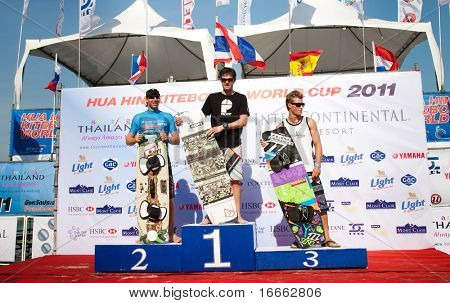HUA HIN - 19 de março: Vencedores - T.Brauer, R.V. Vlugt, T.Hebert. Hua Hin Kiteboard World Cup 2011 no Ma