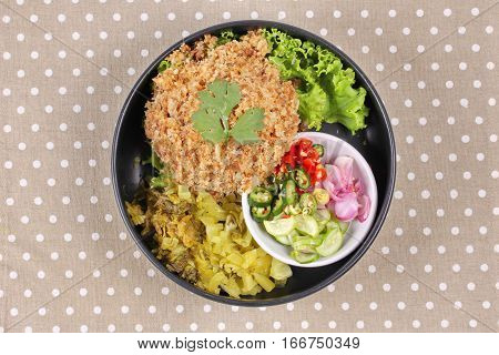 Crispy Canned Tuna  With Sliced Pickle Lettuce And Green Oak.