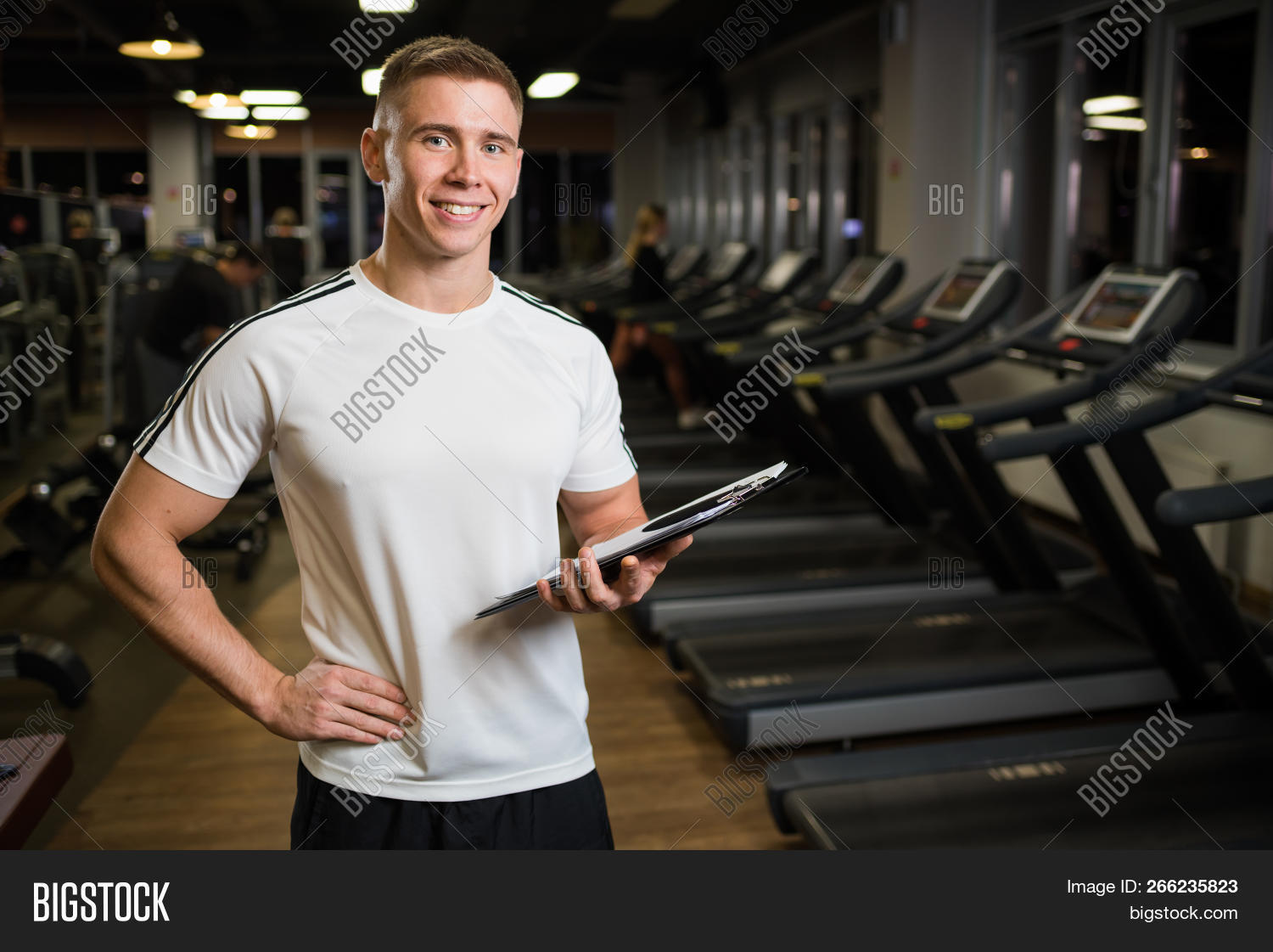 молодые инструкторы. спортивные мужчина и женщина. инструктор физкультуры женщина картинки. фитнес инструктор. молодые инструкторы.