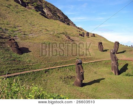 Moais a lejtőn Rano Raraku vulkán. Húsvét-sziget