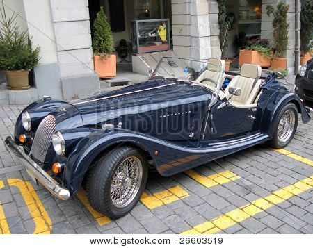 Vintage roadster en la calle de adoquines del centro histórico de Berna, Suiza
