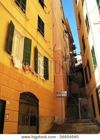 Smal gata Camogly, Italien