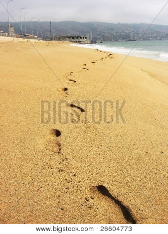 Footmarks på sandstrand i Valparaiso, Chile