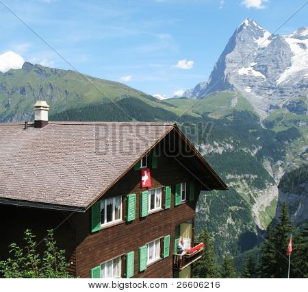 Tradiční švýcarské chatě proti hora Eiger v regionu Jungfrau