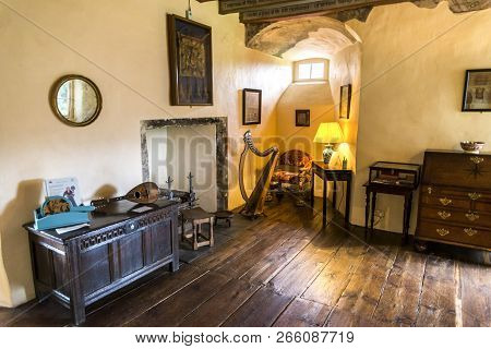 Banchory, Aberdeenshire, Scotland, September 2017: Musical Instruments In One Of The Rooms In Crathe
