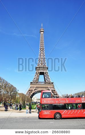 Париж - 6 апреля: Экскурсионный автобус против Эйфелевой башни 6 апреля 2010 года в Париже. Эйфелева башня-м