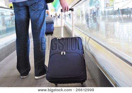 Cestovatel s pytlem na speedwalk