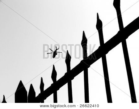 Vojenský vrtulník v misi války a barbwire