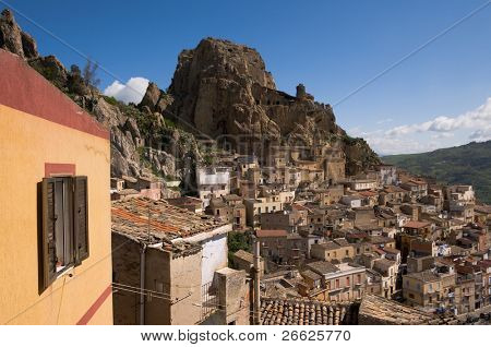 Blick auf Häuser und felsigen Burg des Dorfes Gagliano Castelferrato in Sizilien