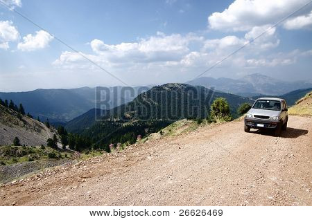 Vista aérea de veículos Off-Road na estrada suja de montanha grega