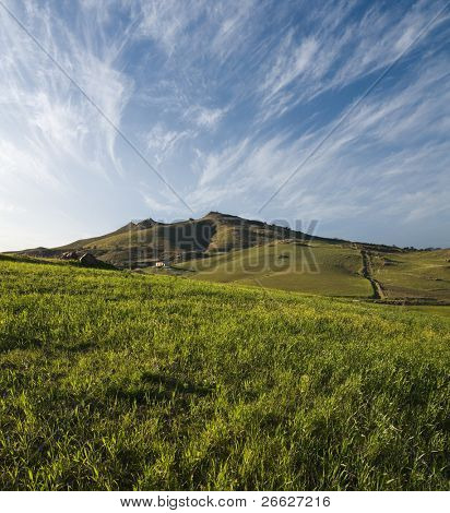 helling met gras begroeide op Siciliaanse achterland heuvels