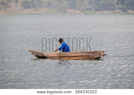 Santiago Atitlan, Guatemala - March 23, 2016: Fishermen On Traditional Wooden Boats On Atitlan Lake 