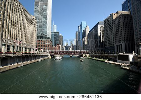 Train Over The Chicago River On Wells Street Bridge With Architecture Tour Boats On The River, Surro