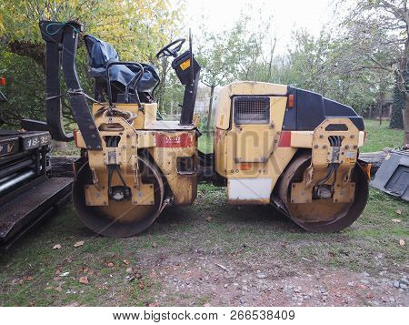 London, Uk - Circa October 2018: Dynapak Cc142 Self Propelled Vibratory Tandem Roller To Compact Asp